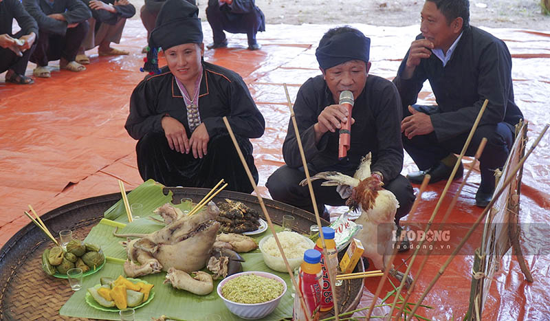 Sau khi đã sắp xếp mâm cúng xong thầy cúng làm lễ mừng lúa mới, cầu mong sự bình an, không ốm đau, bệnh tật, mong được hạnh phúc, đoàn kết; chăn nuôi, trồng trọt phát triển tốt, con cháu học hành tiến bộ; mùa màng bội thu...