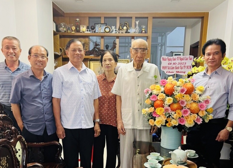 Ông Nguyễn Văn Tiến (thứ 3 bên trái) dẫn đoàn tặng hoa chúc mừng ông Nguyễn Kỳ Cẩm, Nguyên Bí thư tỉnh Nghệ Tĩnh, Nguyên Bộ trưởng Bộ Lao động Thương binh và Xã hội, Nguyên Tổng Thanh tra Nhà nước, 96 tuổi với 75 năm tuổi Đảng.