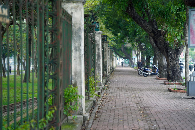 Toàn bộ hàng rào quanh công viên Thống Nhất sẽ được tháo dỡ. Ảnh: Phạm Chiểu