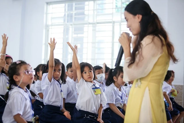 'Tiểu học miễn học phí mà sao con tôi phải đóng hơn 2 triệu/tháng?' - Ảnh 3.