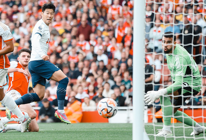 Son trong pha làm bàn gỡ 1-1 ở trận hòa Arsenal 2-2 ngày 24/9. Ảnh:X / Spurs Official