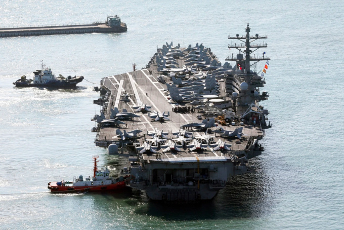 Tàu sân bay USS Ronald Reagan cập cảng Busan, Hàn Quốc ngày 12/10. Ảnh: Yonhap