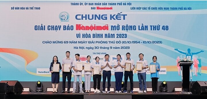 Đại diện Tập đoàn Tân Á Đại Thành (ngoài cùng bên phải) nhận kỷ niệm chương Nhà tài trợ Giải chạy Báo Hà Nội Mới mở rộng lần thứ 48.