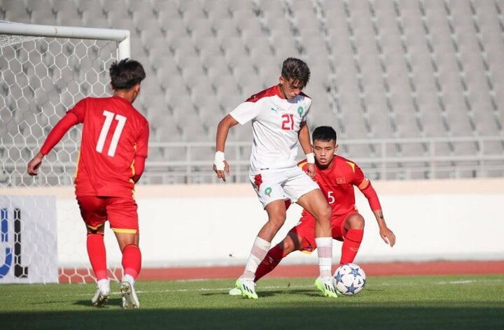 U18 Việt Nam (đỏ) thua đậm U18 Maroc.