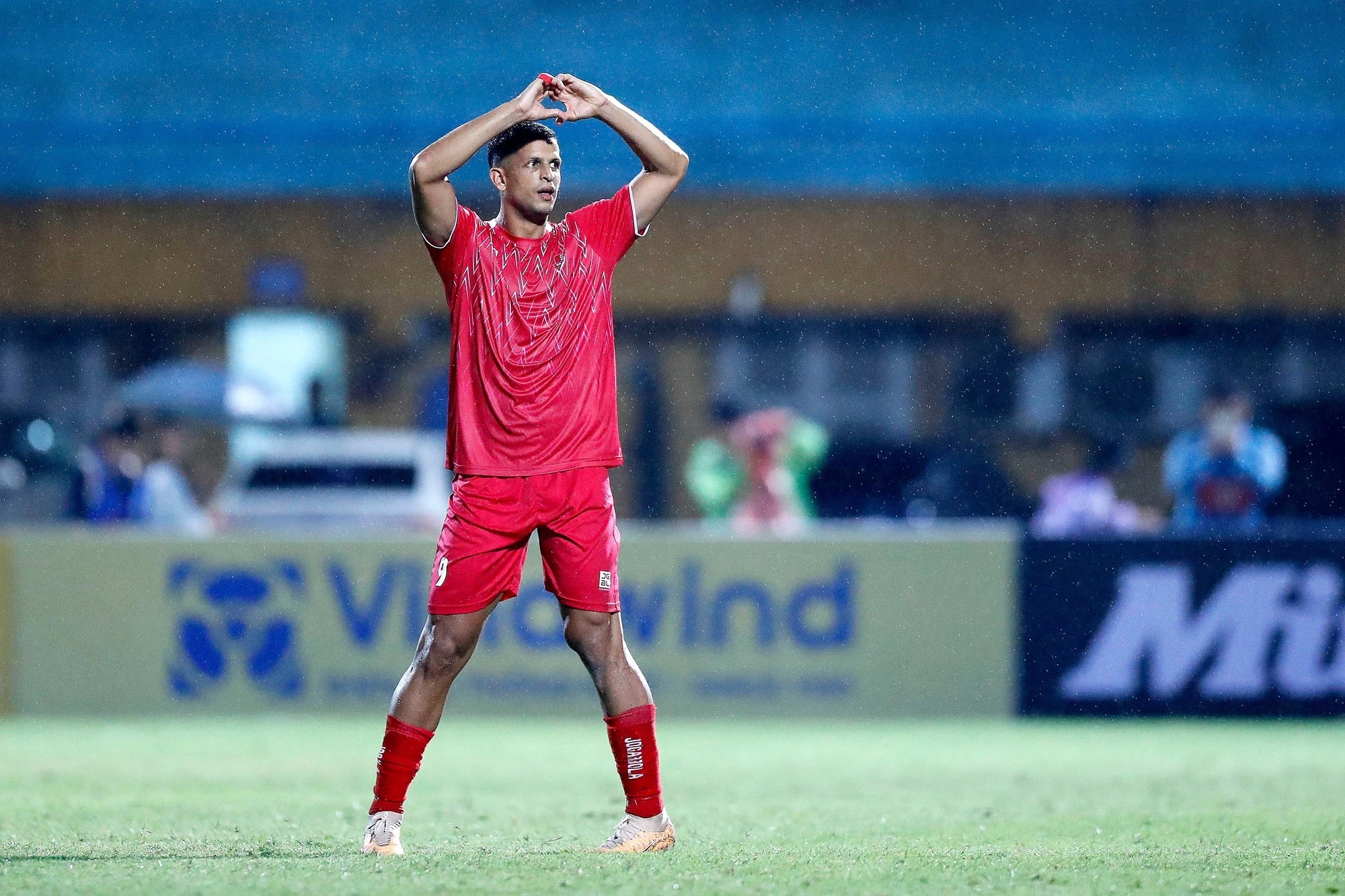 V-League vẫn nóng với cuộc đua chốt ngoại binh: Chờ thêm 'bom tấn' - Ảnh 1.