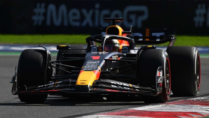 Verstappen (phải) xuất phát sau, nhưng kịp vượt Leclerc (để) chiếm lợi thế rồi về nhất Grand Prix Mexico. Ảnh: AFP