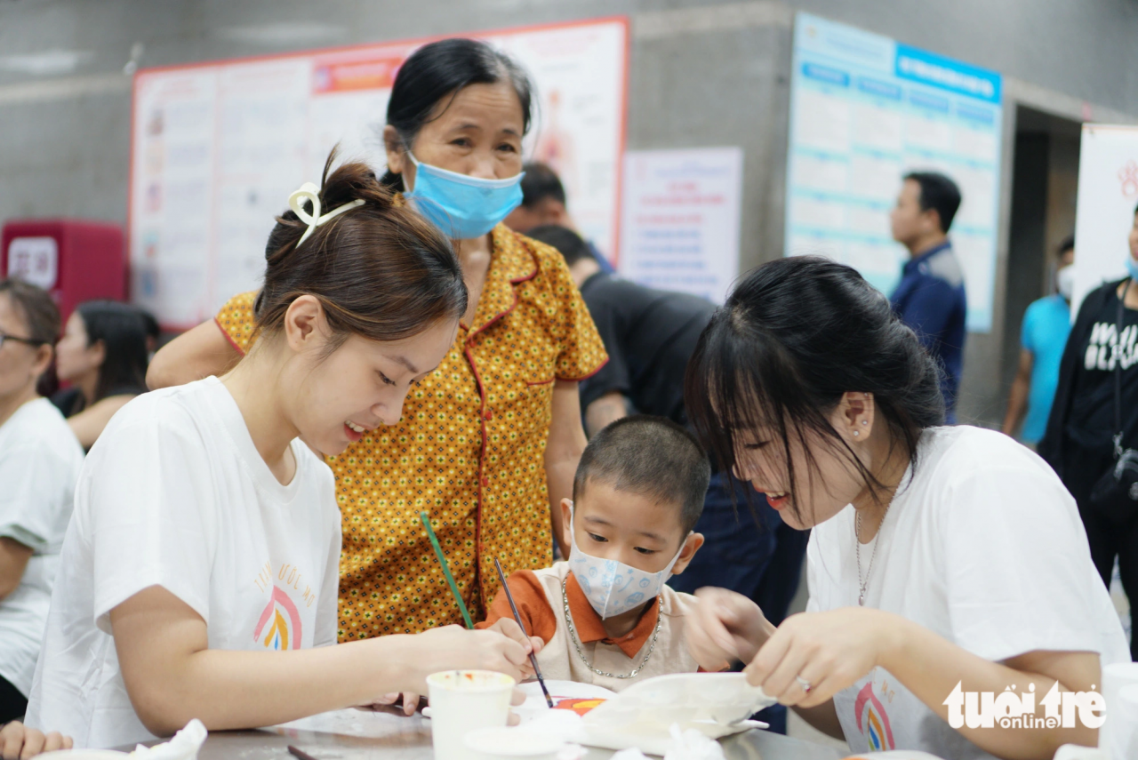 Ngày hội hiến tóc còn là nơi để các bệnh nhi được vẽ tranh, sâu vòng - Ảnh: NGUYỄN HIỀN