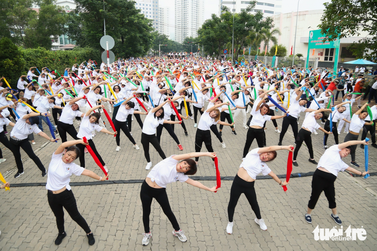 1.000 nữ sinh, sinh viên, người cao tuổi có mặt tại Nhà văn hóa Phụ nữ TP.HCM để tham gia hoạt động đồng diễn sáng 14-10