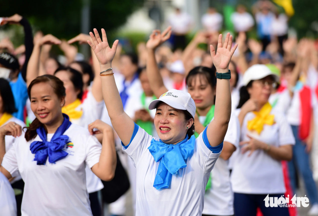 Không khí sáng cuối tuần trở nên sôi động dưới sự dẫn dắt của các hướng dẫn viên trên nền nhạc các bài hát quen thuộc