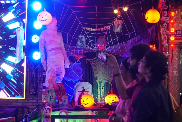 Phố Tây Bùi Viện hóa ‘ma mị’ trước đêm Halloween - Ảnh 17.