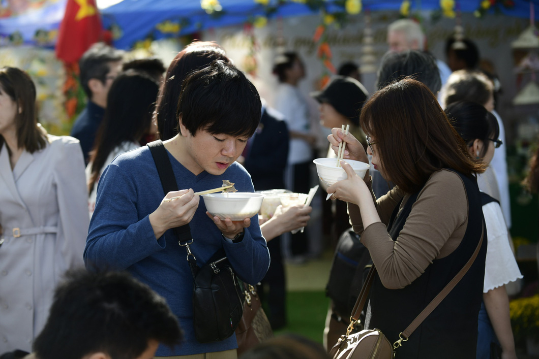 Thực khách thưởng thức phở tại công viên Yoyogi, Tokyo, Nhật Bản sáng 7-10 - Ảnh: QUANG ĐỊNH