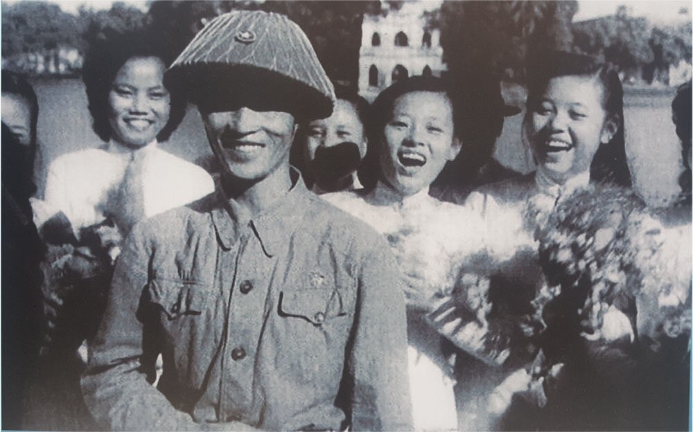 ha noi rop bong co hoa ngay doan quan giai phong 1.jpg