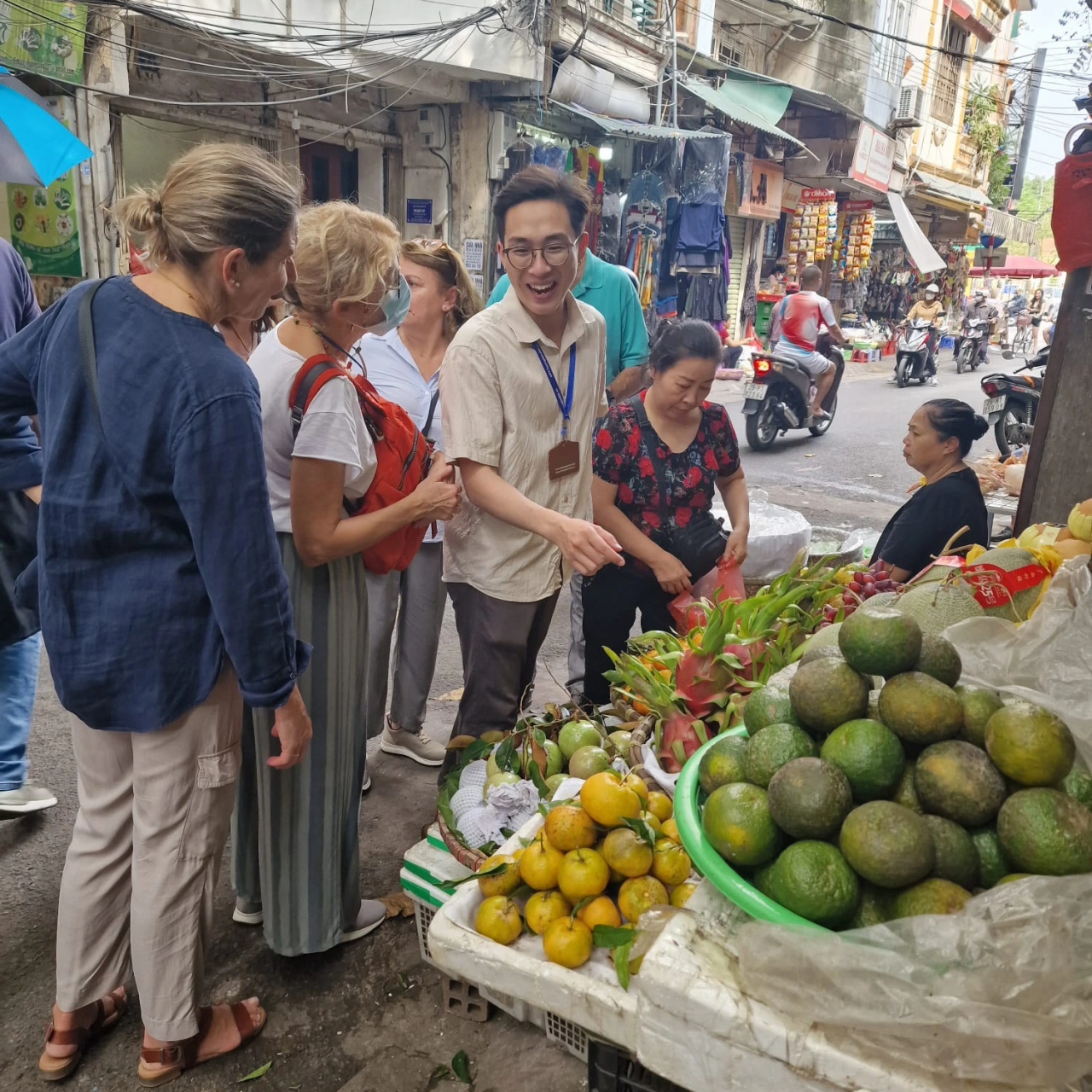 Khách Tây sang Việt Nam đi làm ruộng, tuốt lúa, lần đầu sờ thử con trâu - 7