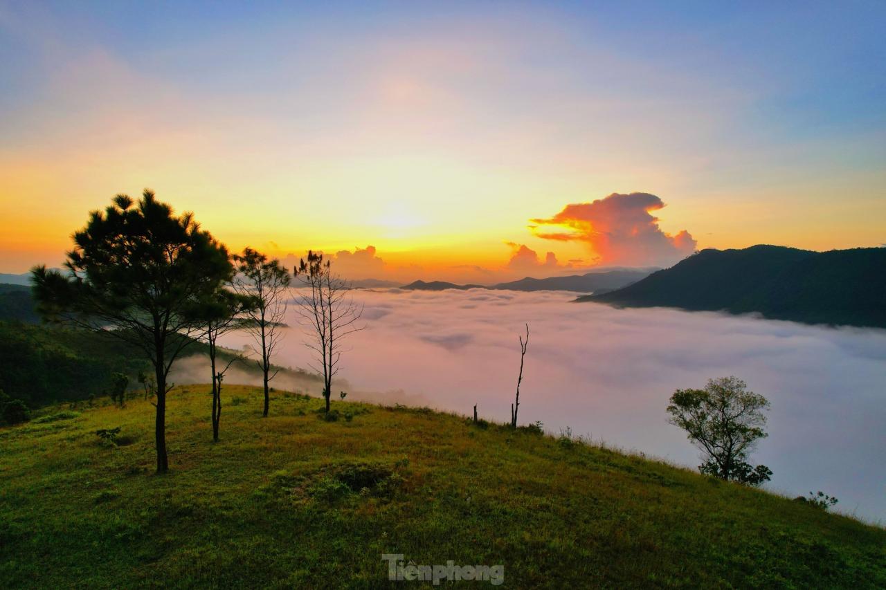 Săn mây trên đỉnh Phượng Hoàng - toạ độ 'check in sống ảo' mới cực đẹp ở Quảng Ninh - 1