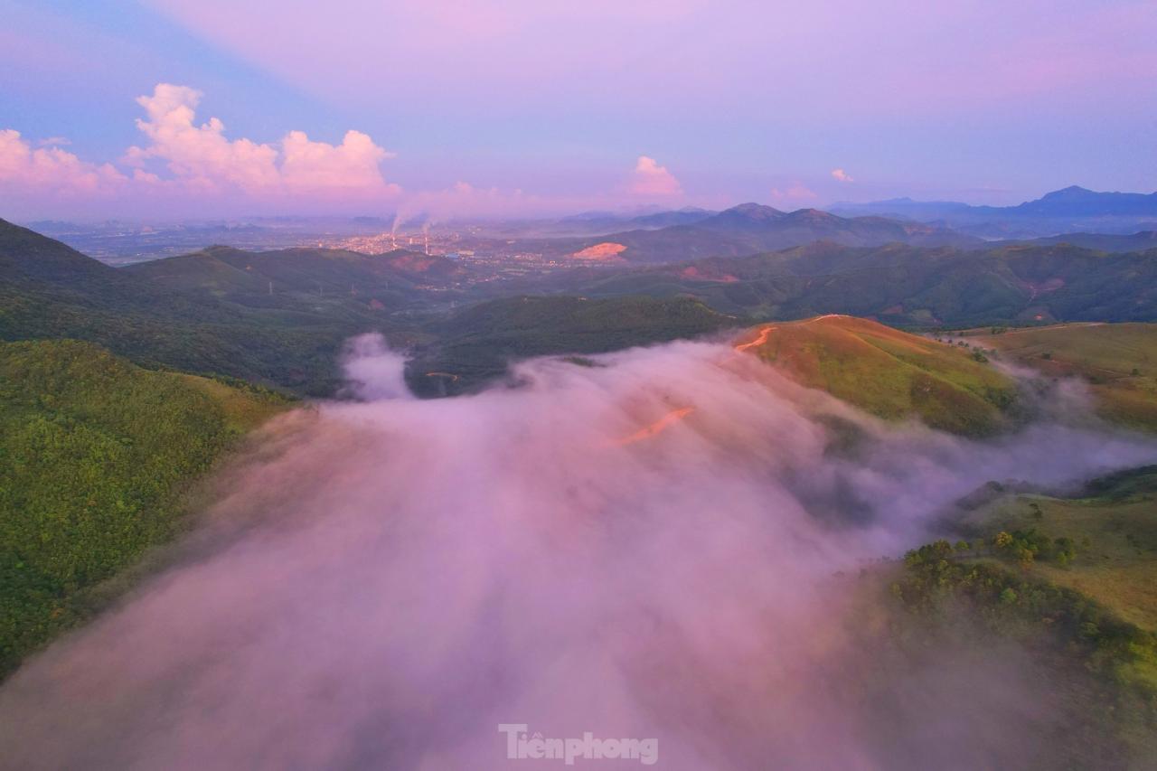 Săn mây trên đỉnh Phượng Hoàng - toạ độ 'check in sống ảo' mới cực đẹp ở Quảng Ninh - 2