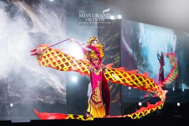 Chủ nhân của trang phục ‘Vũ khúc thiên long’ tại Miss Grand International 2023 là ai? - Ảnh 2.