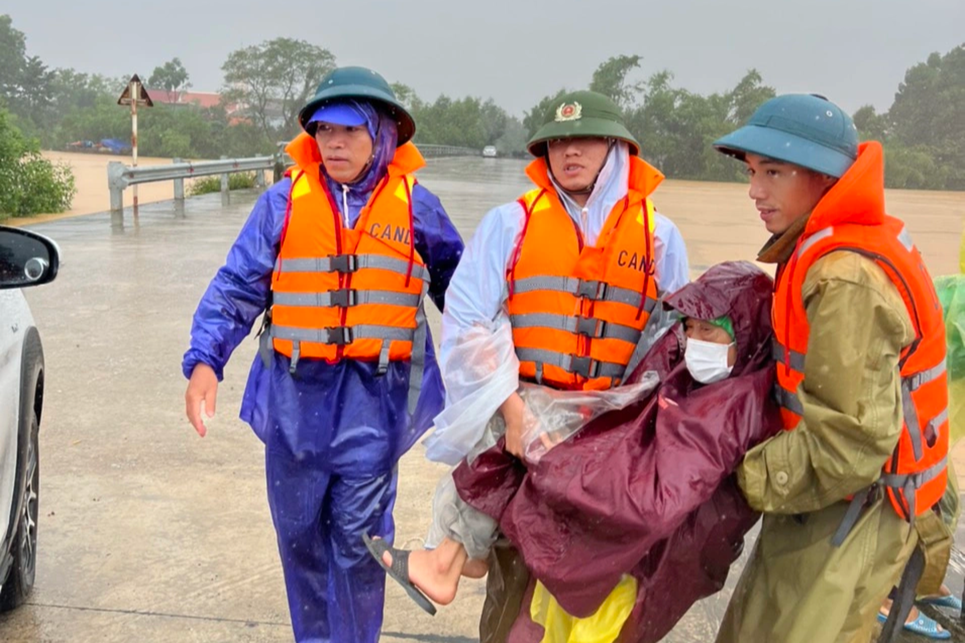 Nỗi đau vùng lũ: Chờ nước rút tiễn người quá cố, nhiều trẻ lâm cảnh mồ côi - 10