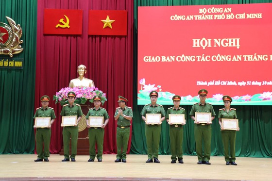 Thiếu tướng Nguyễn Thanh Hưởng, Phó Giám đốc Công an TPHCM trao khen thưởng cho các cá nhân, tập thể