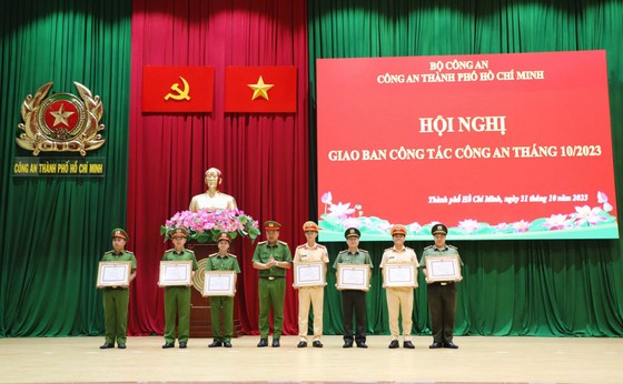 Thượng tá Nguyễn Đình Dương, Phó Giám đốc Công an TPHCM trao khen thưởng cho các cá nhân, tập thể