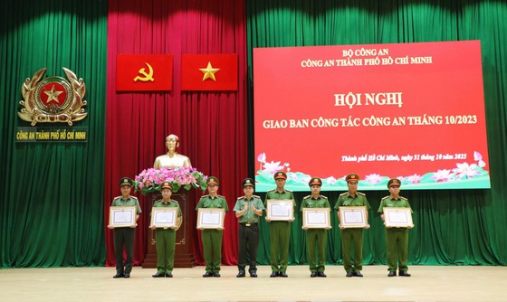 Đại tá Lê Quang Đạo, Phó Giám đốc Công an TPHCM trao khen thưởng cho các cá nhân, tập thể