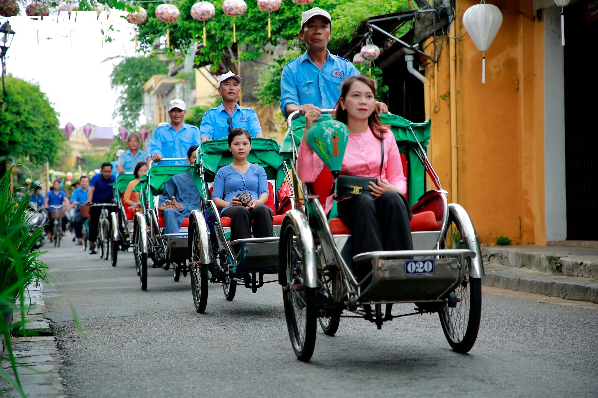 Nghệ nhân Hội An mang sản phẩm gốc tre, đèn lồng ngồi xích lô diễu hành phố cổ - 5