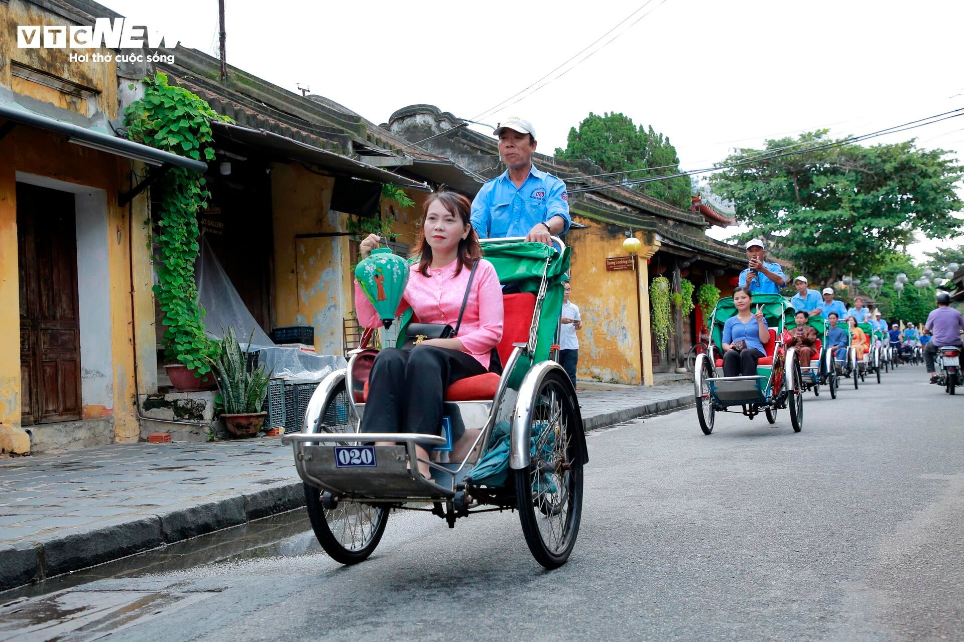 Nghệ nhân Hội An mang sản phẩm gốc tre, đèn lồng ngồi xích lô diễu hành phố cổ - 8