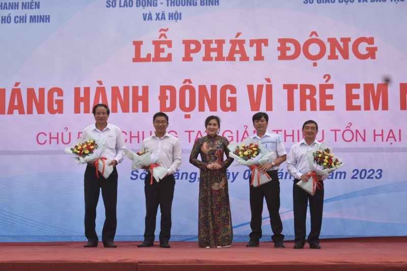  Trần Thị Hoàng Mỹ - PGĐ Sở LĐ-TB&XH tỉnh Sóc Trăng tặng hoa cảm ơn các nhà tài trợ cho Qũy Bảo vệ trẻ em tỉnh.