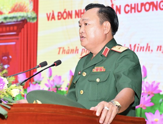 Thiếu tướng Trần Vinh Ngọc, Ủy viên Thường vụ Đảng ủy, Phó Chính ủy Quân khu biểu dương thành tích Báo Quân khu 7 đạt được suốt chặng đường 60 năm hình thành và phát triển. Ảnh: VIỆT DŨNG