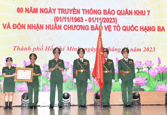 Báo Quân khu 7 vinh dự đón nhận Huân chương Bảo vệ Tổ quốc hạng Ba. Ảnh: VIỆT DŨNG