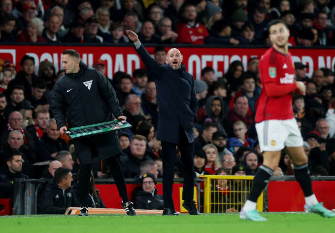 HLV Ten Hag chỉ đạo cầu thủ Man Utd trong trận thua Newcastle 0-3 ở vòng 1/8 Cup Liên đoàn Anh trên sân Old Trafford. Ảnh: Reuters