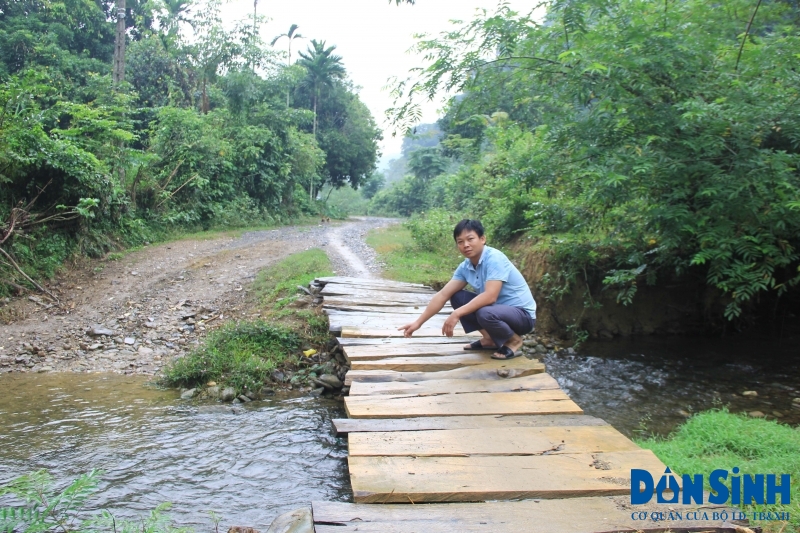 Đường giao thông qua suối ở thôn Thanh Sơn được kê bằng những tấm ván