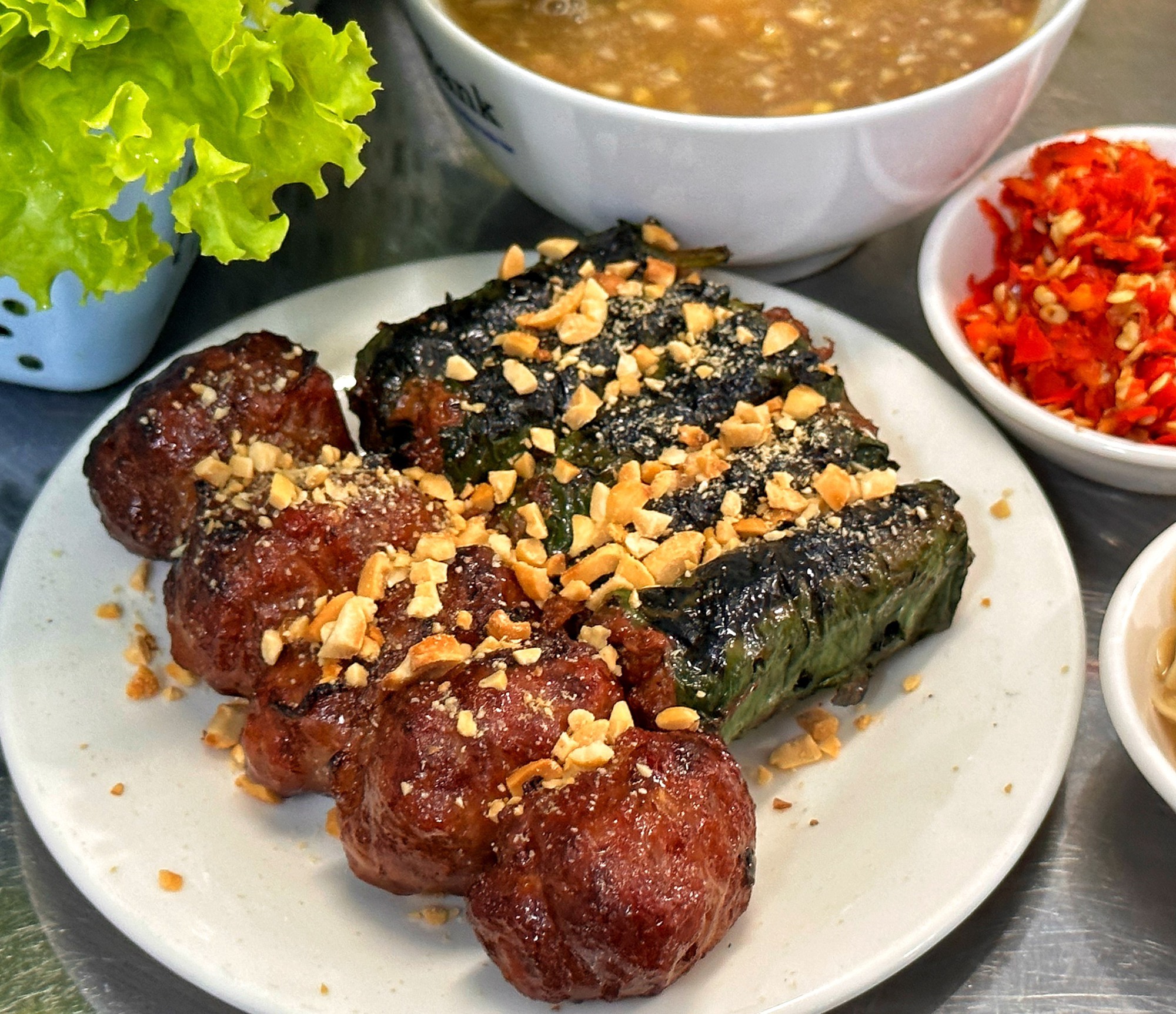 'Bò lá lốt đường tàu' 80.000 đồng/phần ở TP.HCM: 3 mẹ con bán đắt, bí quyết gì? - Ảnh 6.