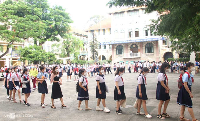 Học sinh xếp hàng ở sân trường chuyên Trần Đại Nghĩa trước khi vào phòng thi, tranh suất vào lớp 6,  6/2022. Ảnh:Thu Hương