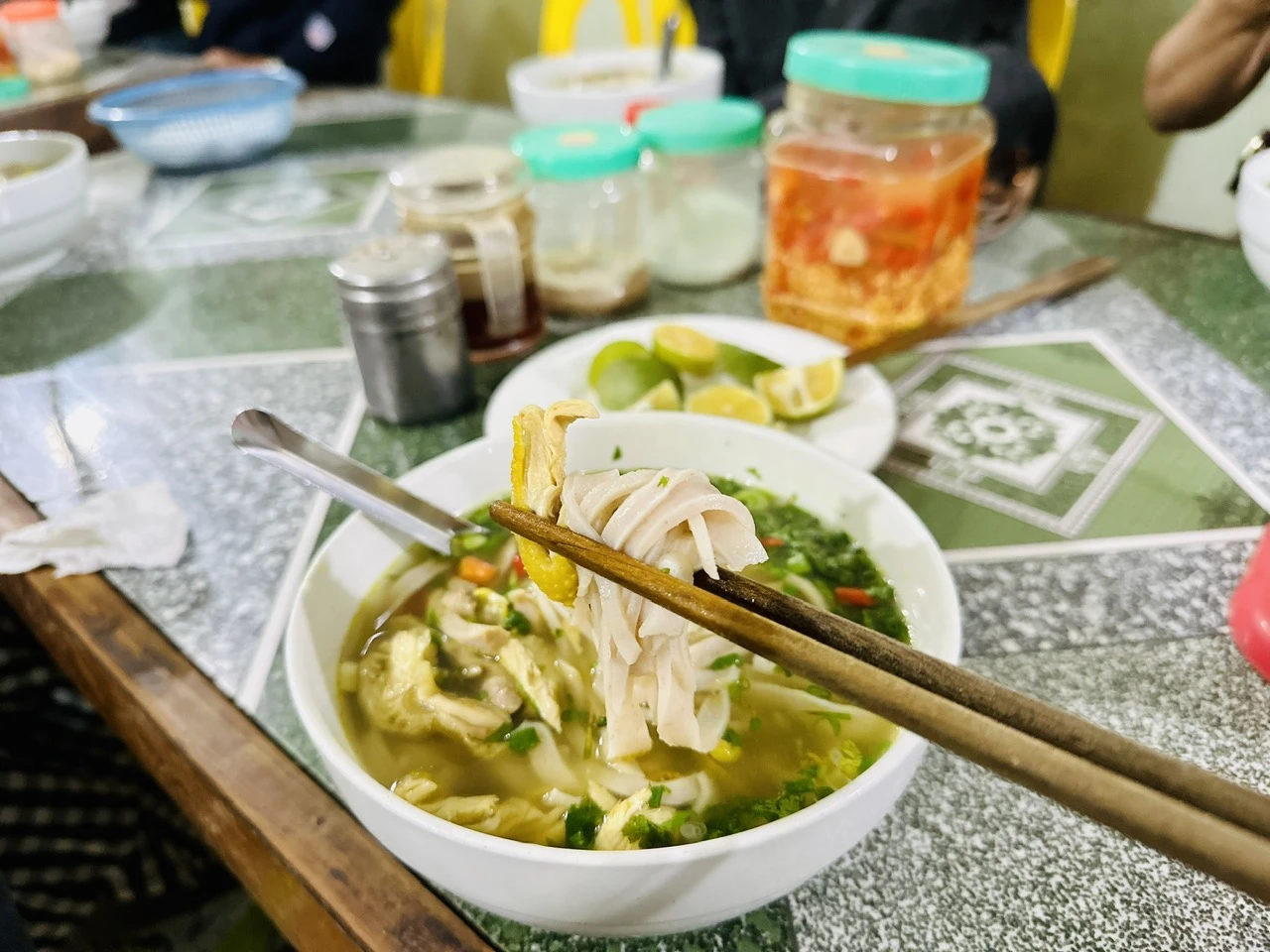 Đến Hà Giang, đừng bỏ lỡ món phở 'chỉ Quản Bạ mới có' - Ảnh 8.