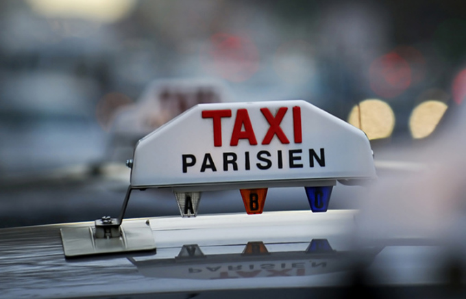 Taxi xịn ở Paris có biển báo gắn phía trên. Ảnh: Paris je taime