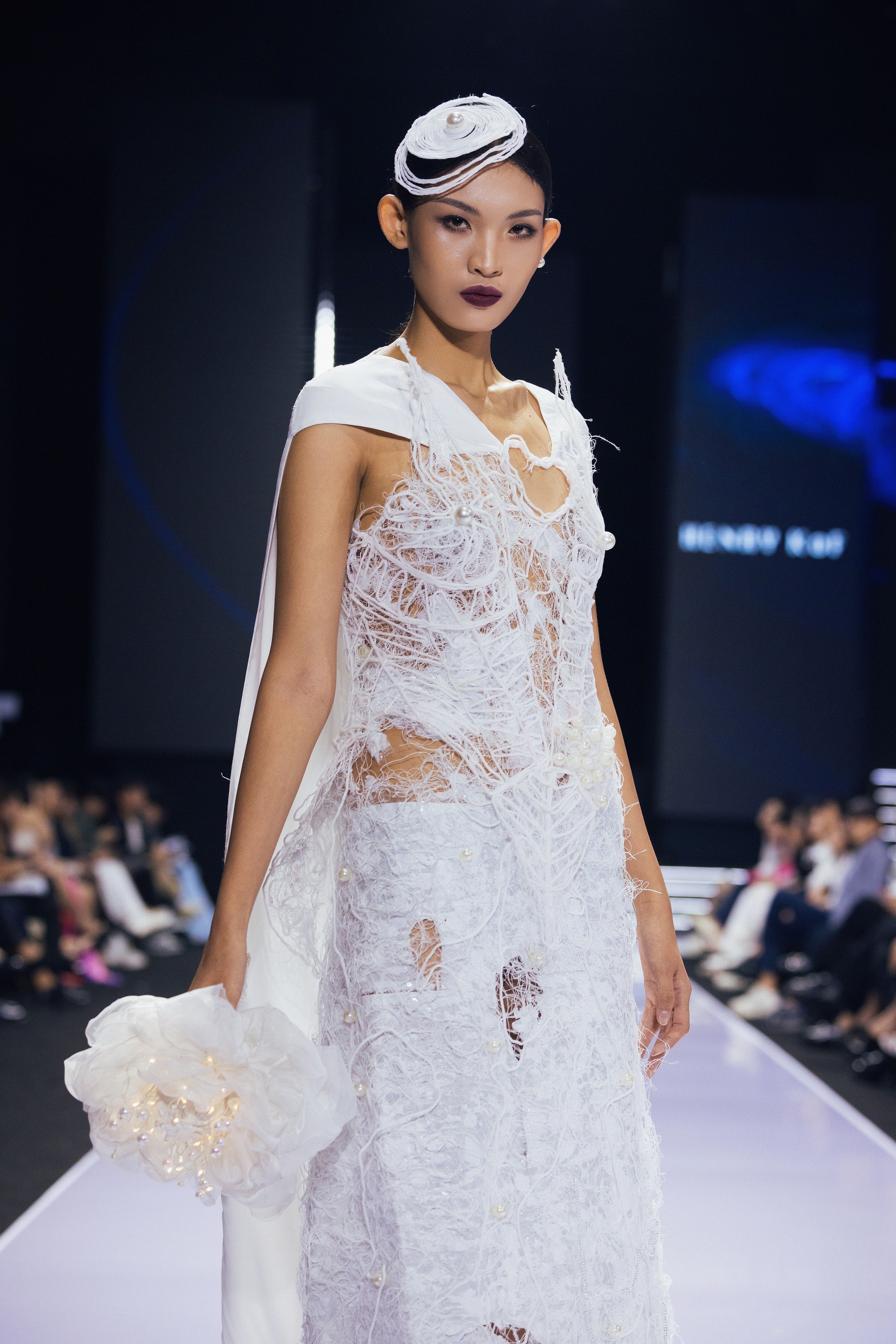 Quán quân The Face Vietnam Huỳnh Tú Anh tỏa sáng tại Vietnam International Fashion Week 2023 - Ảnh 7.