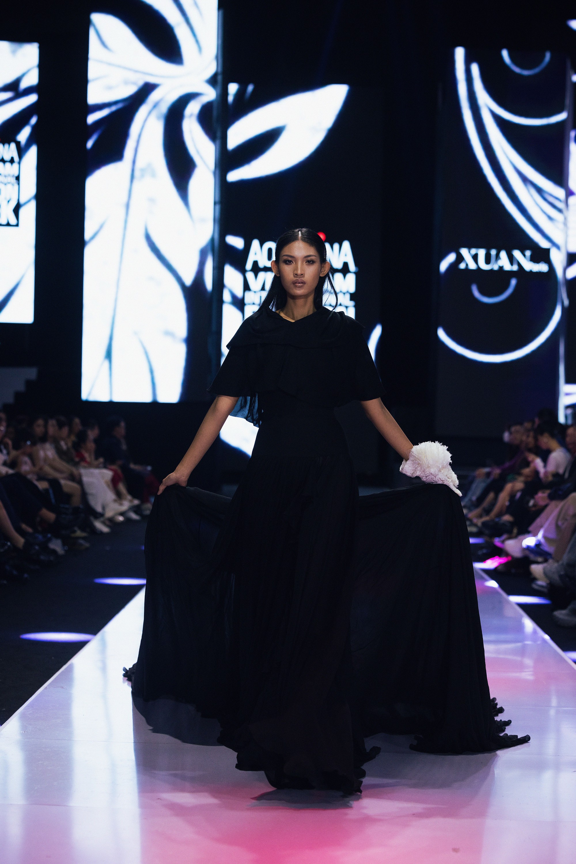 Quán quân The Face Vietnam Huỳnh Tú Anh tỏa sáng tại Vietnam International Fashion Week 2023 - Ảnh 9.