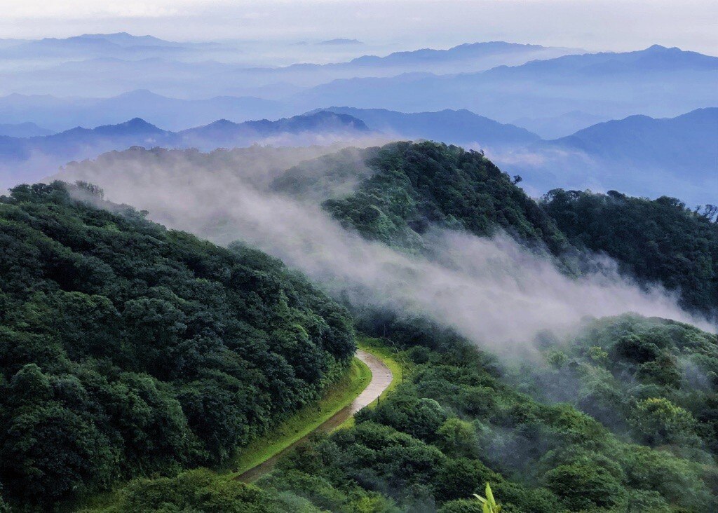 Khung cảnh núi non hùng vĩ, sương mây huyền ảo với góc nhìn từ trên đỉnh Phja Oắc (Nguyên Bình)