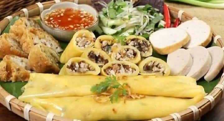 Bánh cuốn trứng.