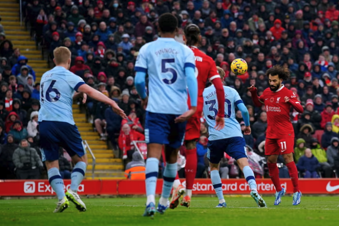 Salah đánh đầu, nâng tỷ số lên 2-0 cho Liverpool. Ảnh: PA