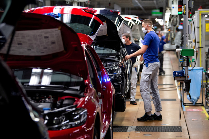 Dây chuyền sản xuất của Volkswagen tại Wolfsburg, Đức ngày 27/4/2020. Ảnh: Reuters