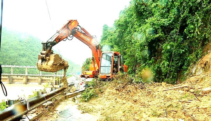 Sạt lở tại đèo La Ngà trên tuyến ĐT 601 (huyện Hòa Vang Đà Nẵng). (Ảnh: Xuân Tiến)