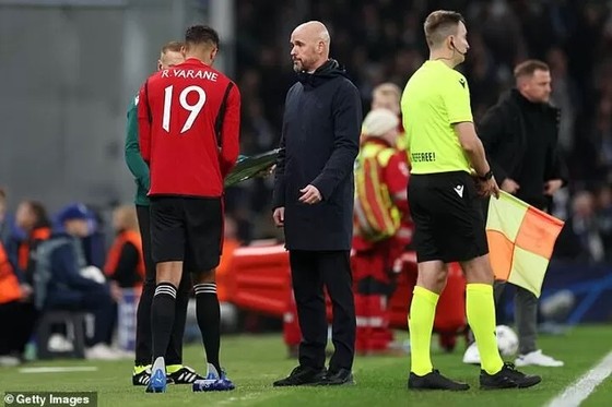 HLV Erik Ten Hag và trung vệ Raphael Varane