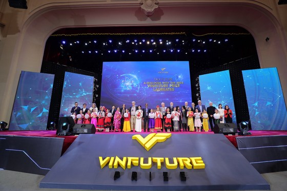 Giải thưởng Chính VinFuture 2022 trị giá 3 triệu USD đã được trao cho 5 nhà khoa học, với các tầng phát minh đột phá trong kết nối công nghệ mạng toàn cầu (Ảnh VFP)