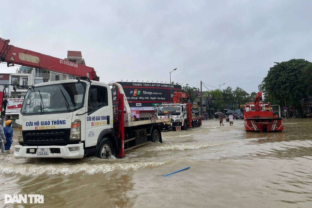 Các dịch vụ xe cẩu cứu hộ giao thông đang hoạt động hết công suất (Ảnh: Nhuận Thành)-edited-edited.jpeg