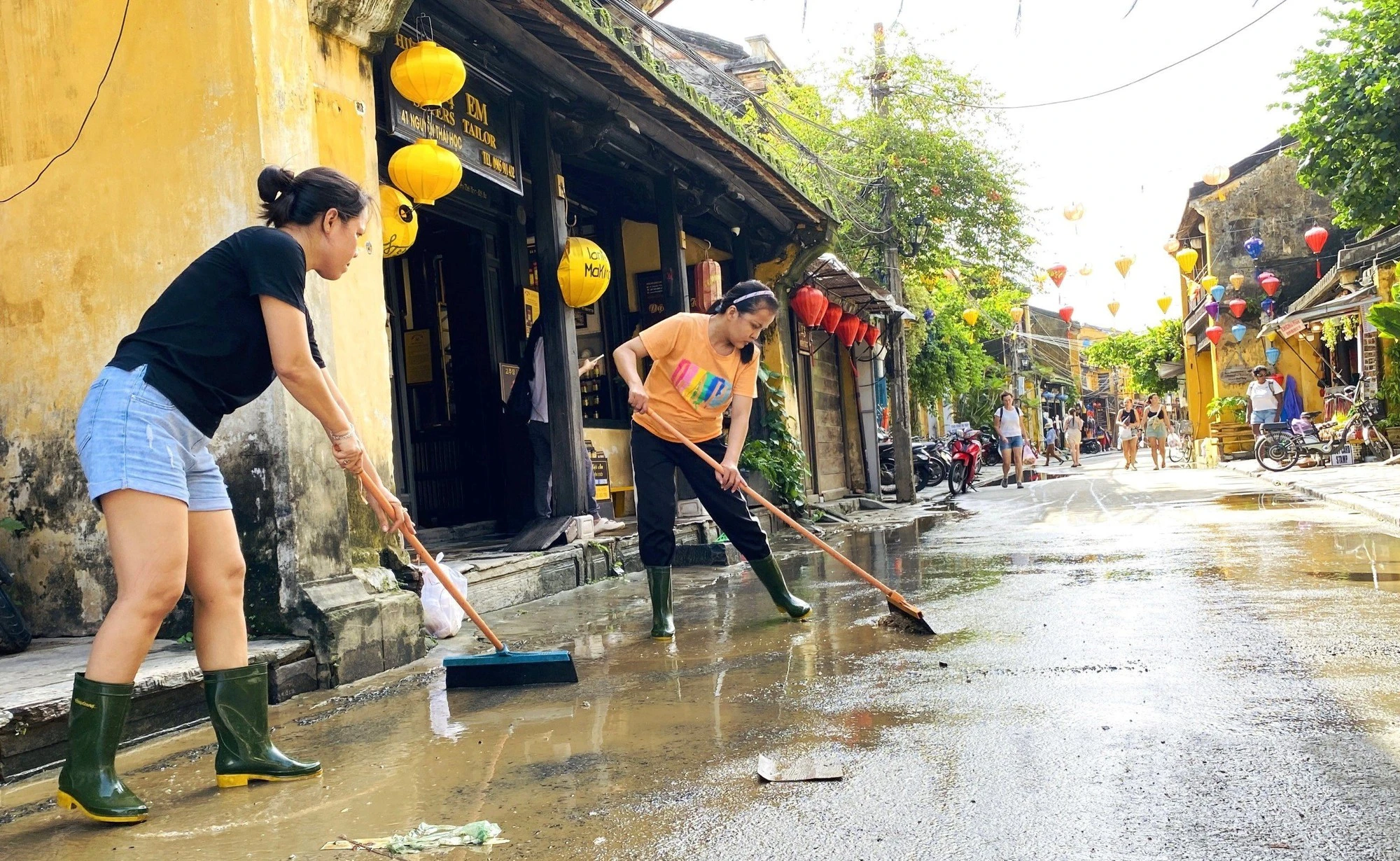 Tranh thủ lũ rút, người dân Hội An tất bật dọn bùn non để đón du khách - Ảnh 3.