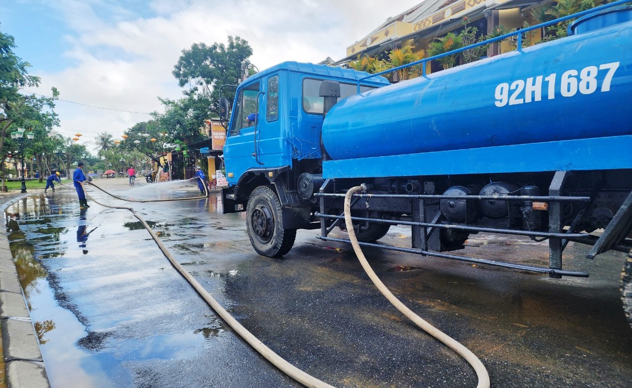 Tranh thủ lũ rút, người dân Hội An tất bật dọn bùn non để đón du khách - Ảnh 12.