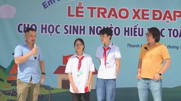 Các em học sinh đặt câu hỏi giao lưu với nhà báo Trương Anh Ngọc và nhà báo Phạm Gia Hiền.