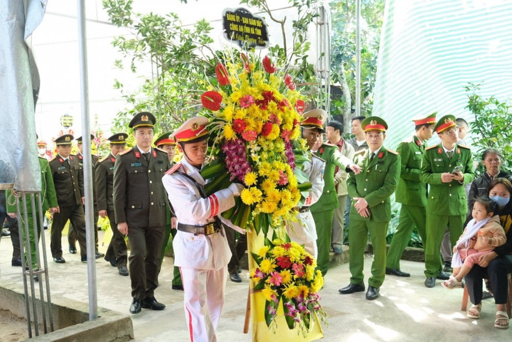 Thăng hàm cho Thượng úy Trần Trung Hiếu hy sinh khi làm nhiệm vụ