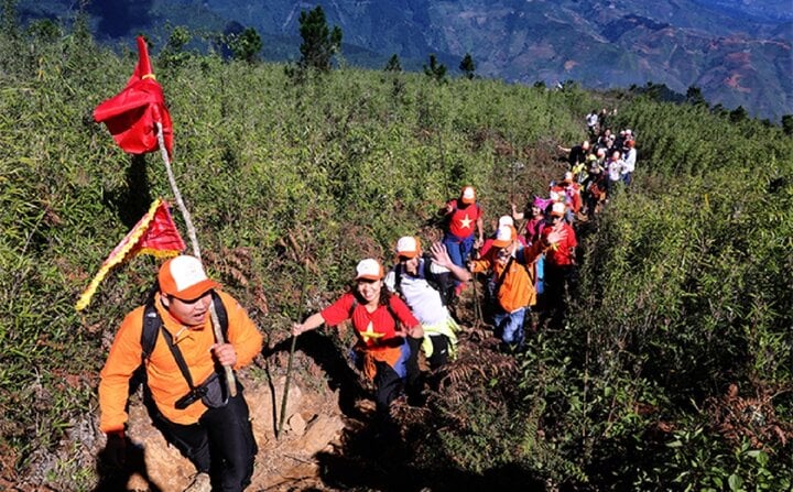 Khách du lịch trên hành trình chinh phục đỉnh Tà Xùa, huyện Trạm Tấu.